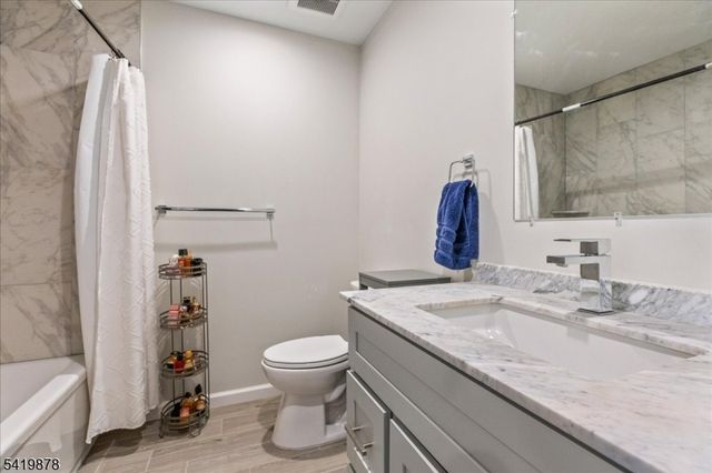 100 Valerie Dr, Manville Boro, NJ 08835