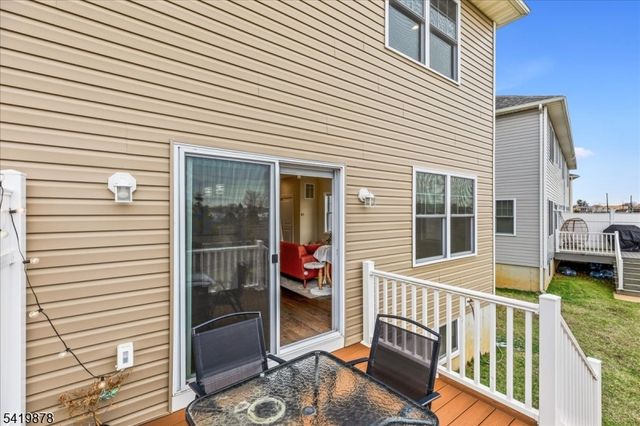 100 Valerie Dr, Manville Boro, NJ 08835