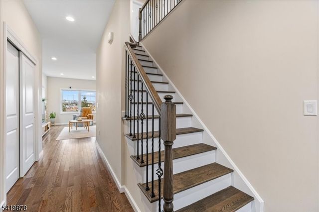 100 Valerie Dr, Manville Boro, NJ 08835