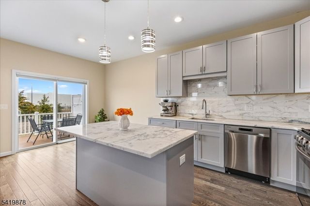 100 Valerie Dr, Manville Boro, NJ 08835