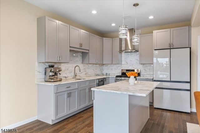 100 Valerie Dr, Manville Boro, NJ 08835