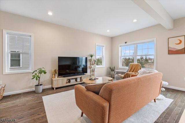 100 Valerie Dr, Manville Boro, NJ 08835