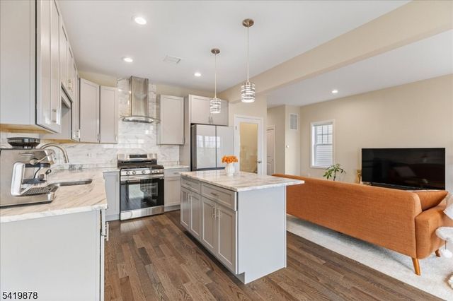 100 Valerie Dr, Manville Boro, NJ 08835