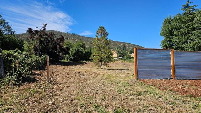 1720 Talent Avenue, Talent, OR 97540