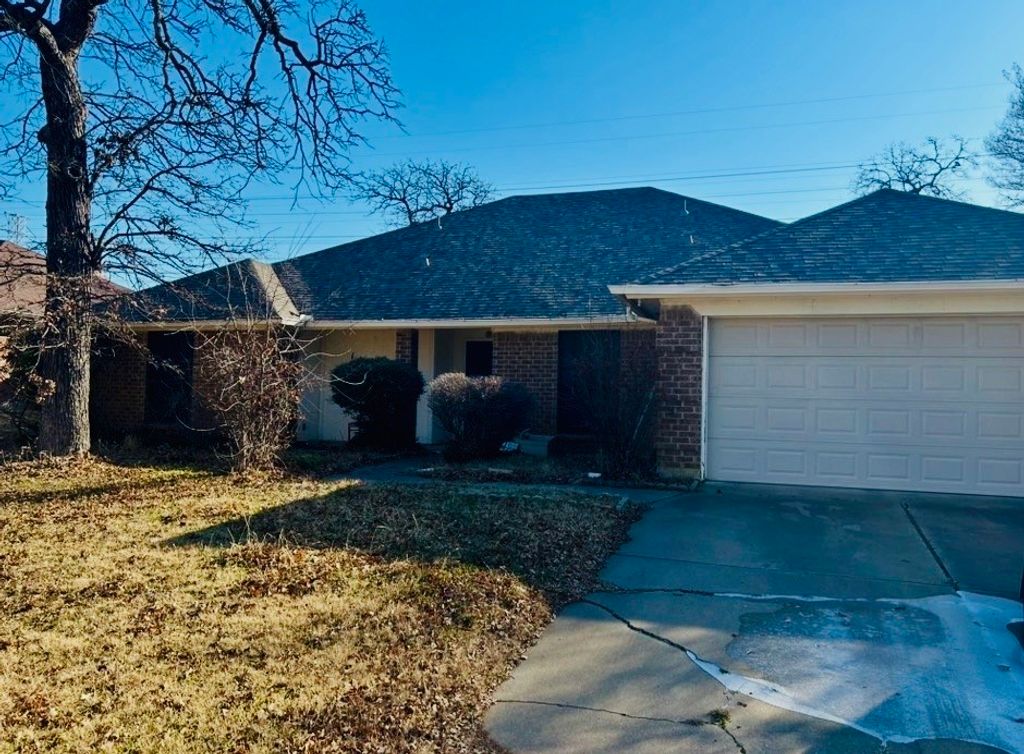 1925 Canterbury Circle, Fort Worth, TX 76112