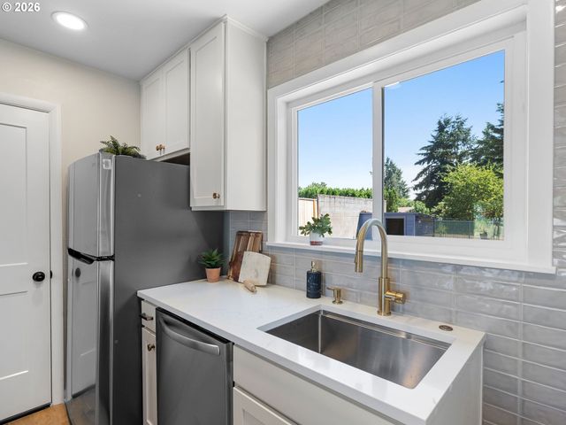 1842 Se 92ND Ave, Portland, OR 97216