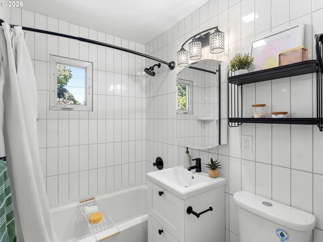 1842 Se 92ND Ave, Portland, OR 97216
