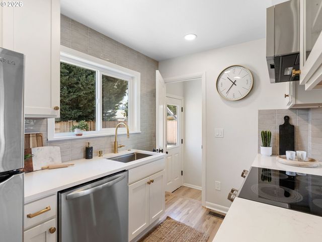 1842 Se 92ND Ave, Portland, OR 97216