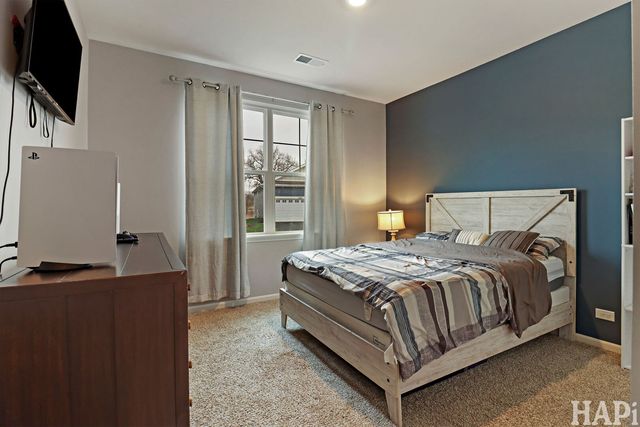 1200 Redtail Circle, Woodstock, IL 60098