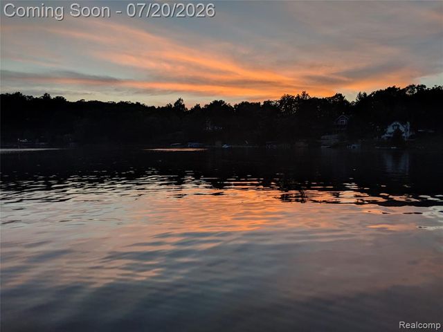 8516 Thendara Boulevard, Clarkston, MI 48348