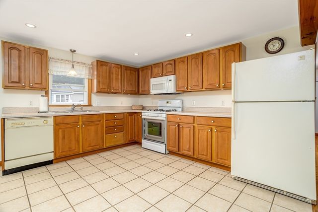 52 Alice Ave, Fitchburg, MA 01420
