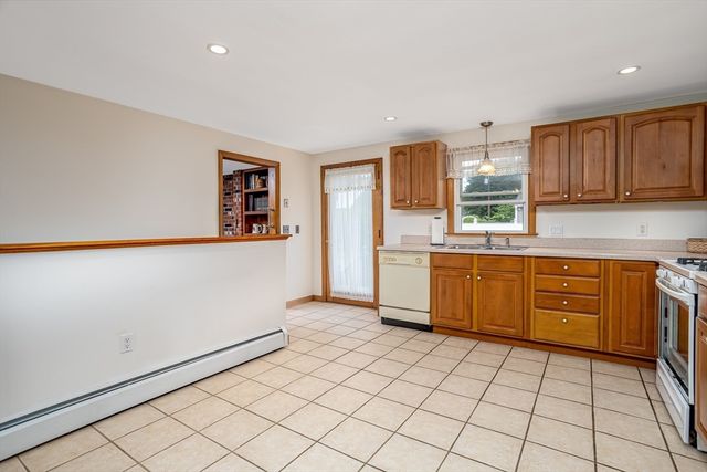 52 Alice Ave, Fitchburg, MA 01420