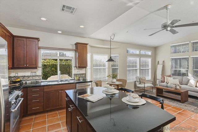 2385 Amber Oak Ln, Escondido, CA 92027