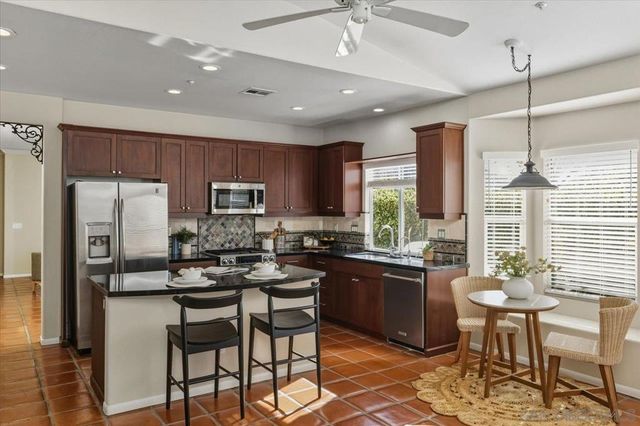 2385 Amber Oak Ln, Escondido, CA 92027