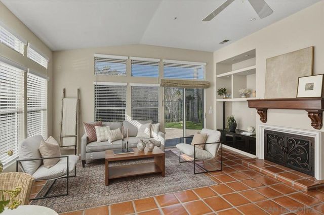 2385 Amber Oak Ln, Escondido, CA 92027