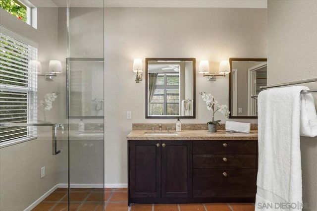 2385 Amber Oak Ln, Escondido, CA 92027