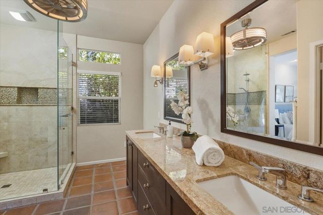 2385 Amber Oak Ln, Escondido, CA 92027