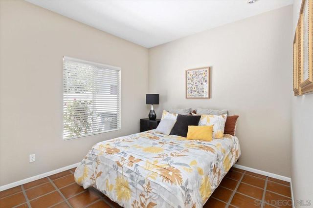 2385 Amber Oak Ln, Escondido, CA 92027
