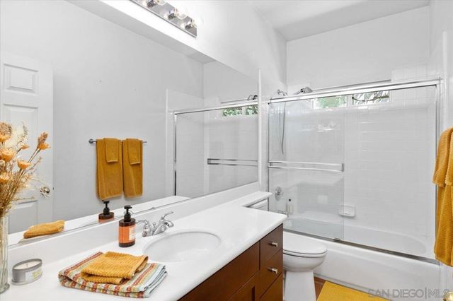 2385 Amber Oak Ln, Escondido, CA 92027