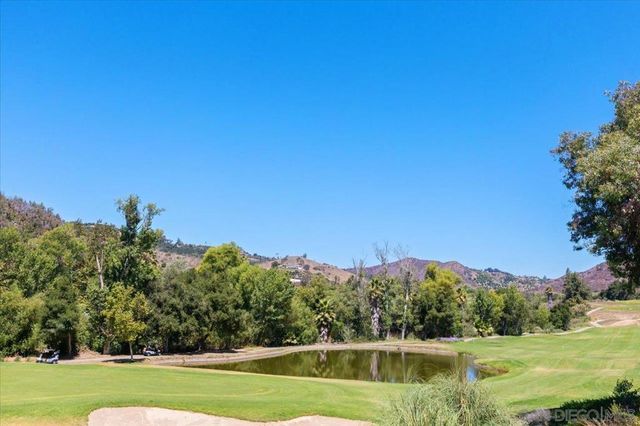 2385 Amber Oak Ln, Escondido, CA 92027