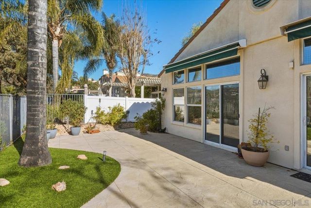 2385 Amber Oak Ln, Escondido, CA 92027