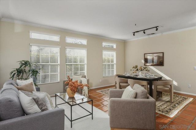 2385 Amber Oak Ln, Escondido, CA 92027