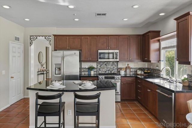 2385 Amber Oak Ln, Escondido, CA 92027