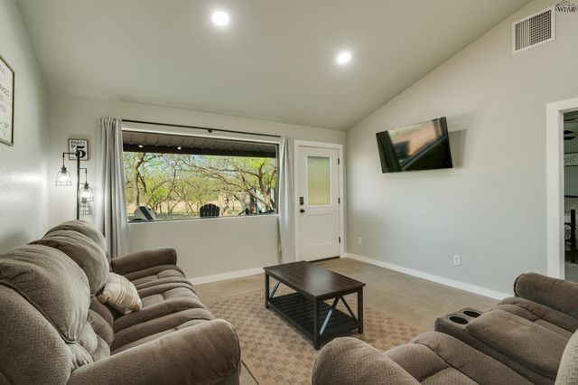 1822 N FM 368, Iowa Park, TX 76367