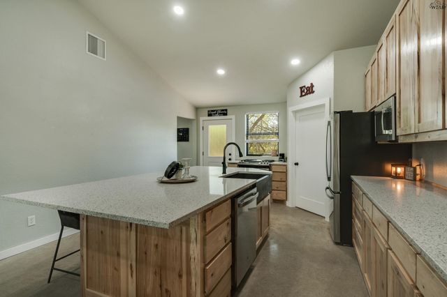 1822 N FM 368, Iowa Park, TX 76367