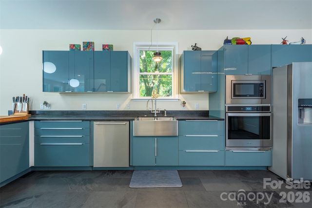 84 West Street, Weaverville, NC 28787