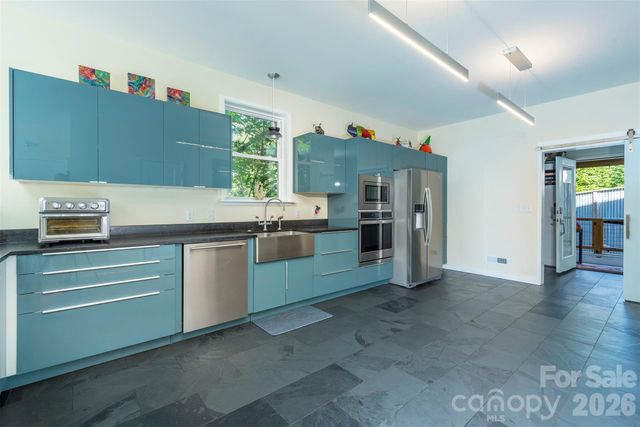 84 West Street, Weaverville, NC 28787