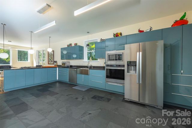 84 West Street, Weaverville, NC 28787