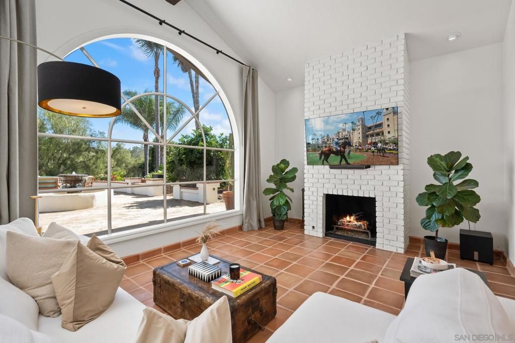 Image 12 of property listing at 5354 El Camino Del Norte, Rancho Santa Fe, CA 92067