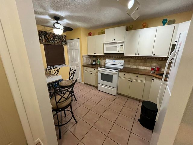 172 Meadows Drive, Boynton Beach, FL 33436