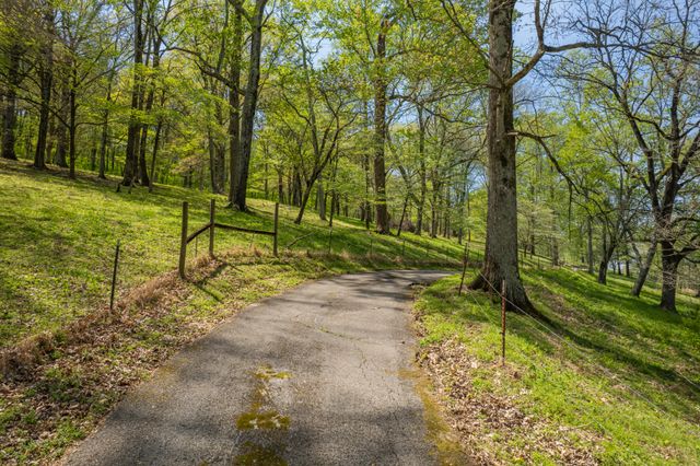8039 Campbellsville Rd, Pulaski, TN 38478