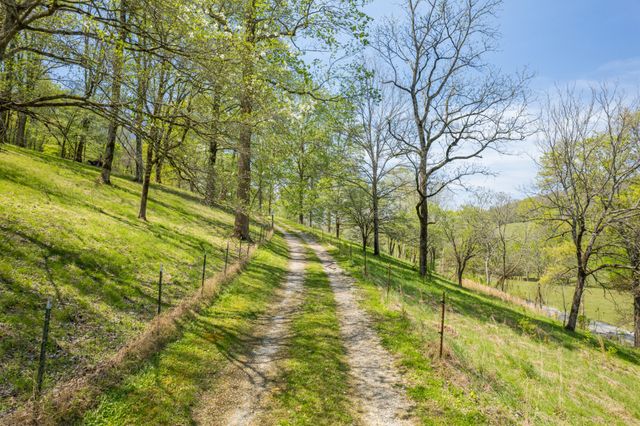 8039 Campbellsville Rd, Pulaski, TN 38478