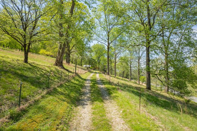 8039 Campbellsville Rd, Pulaski, TN 38478