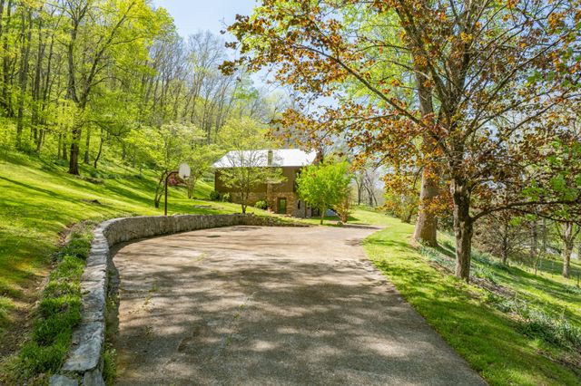 8039 Campbellsville Rd, Pulaski, TN 38478