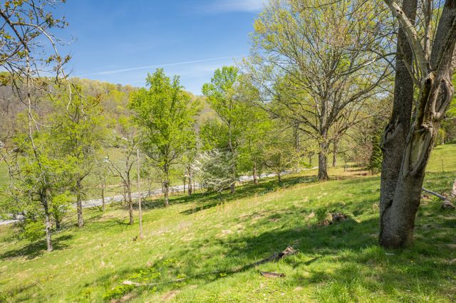 8039 Campbellsville Rd, Pulaski, TN 38478