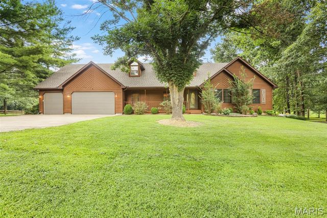 8825 Rosewood Hills Drive, Edwardsville, IL 62025