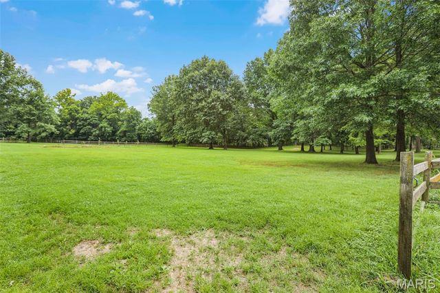 8825 Rosewood Hills Drive, Edwardsville, IL 62025