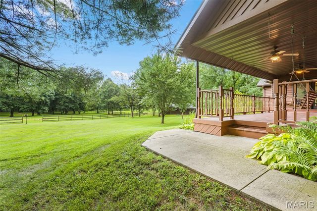 8825 Rosewood Hills Drive, Edwardsville, IL 62025