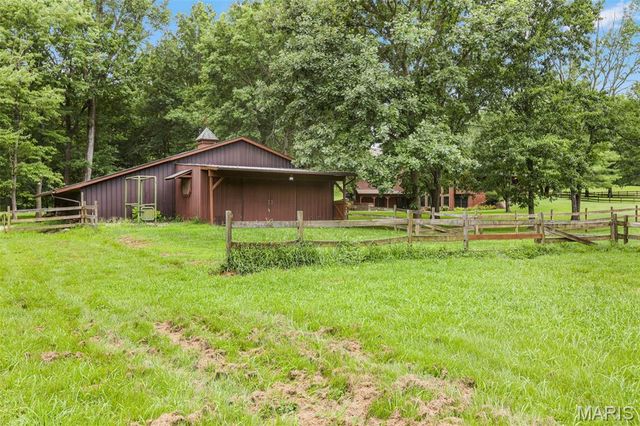 8825 Rosewood Hills Drive, Edwardsville, IL 62025