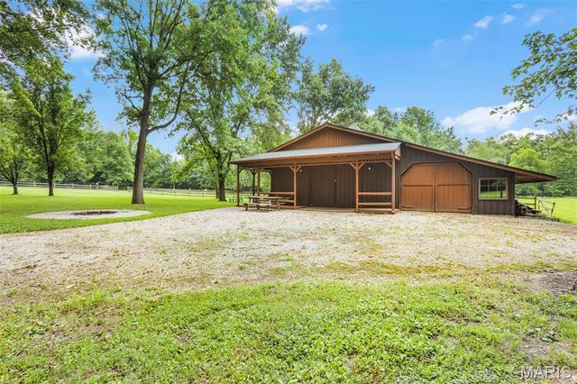 8825 Rosewood Hills Drive, Edwardsville, IL 62025