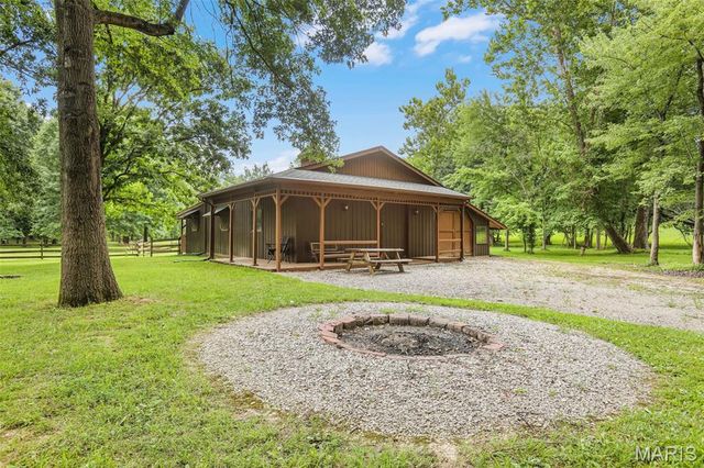 8825 Rosewood Hills Drive, Edwardsville, IL 62025