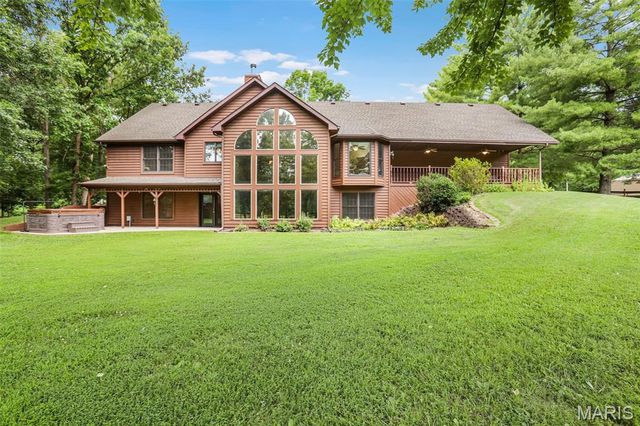 8825 Rosewood Hills Drive, Edwardsville, IL 62025