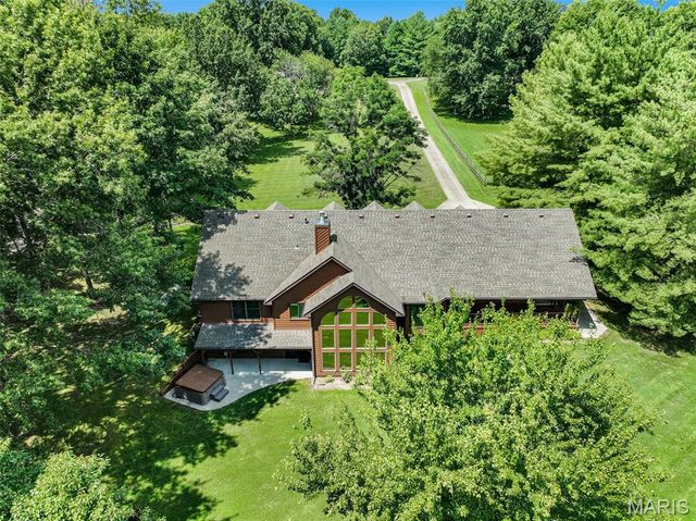 8825 Rosewood Hills Drive, Edwardsville, IL 62025