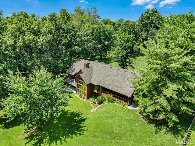 8825 Rosewood Hills Drive, Edwardsville, IL 62025