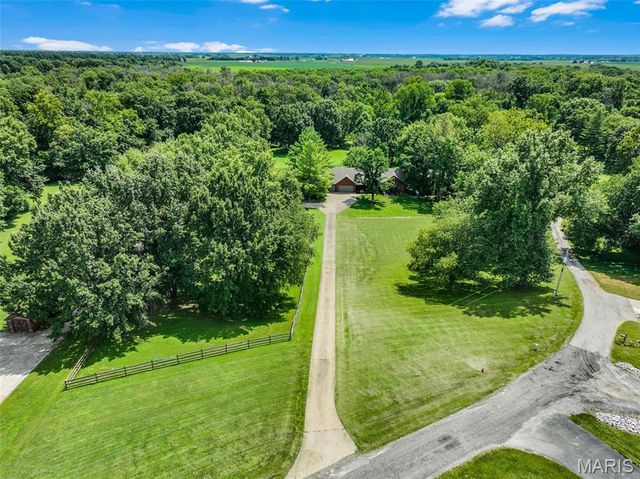 8825 Rosewood Hills Drive, Edwardsville, IL 62025