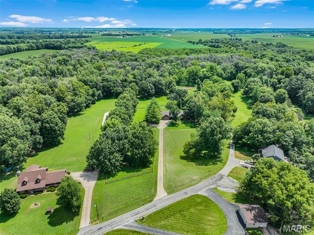 8825 Rosewood Hills Drive, Edwardsville, IL 62025